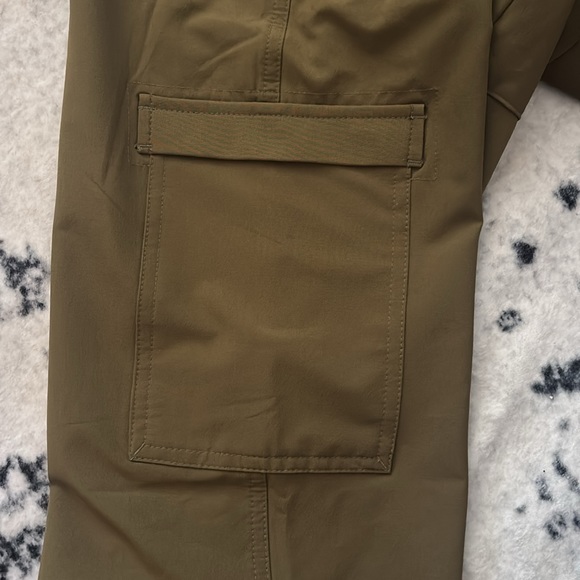 Old Navy High-Waisted All-Seasons StretchTech Cargo Pants - Picture 3 of 5